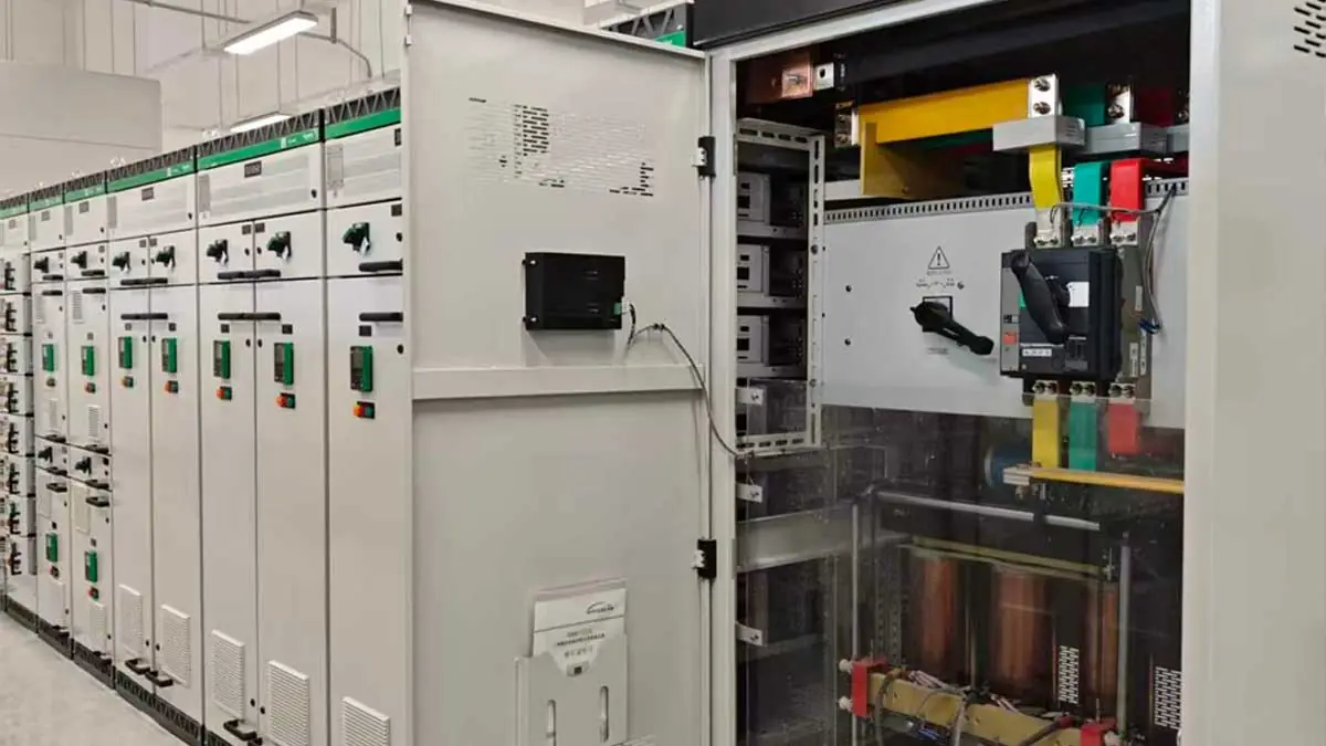 Busbar connection between 800KVA voltage stabilizer cabinet and Schneider BlokSeT LV switchgear in factory low voltage distribution system