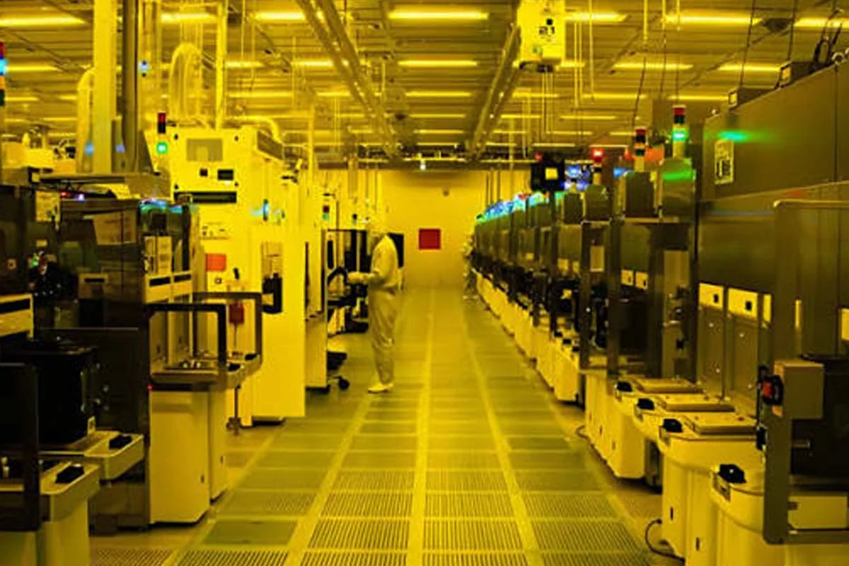 Automated optoelectronics production equipment