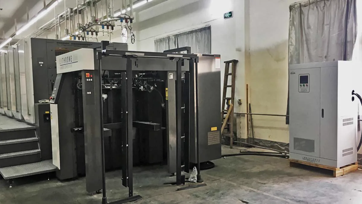 Komori Lithrone offset printing machine with voltage stabilizer